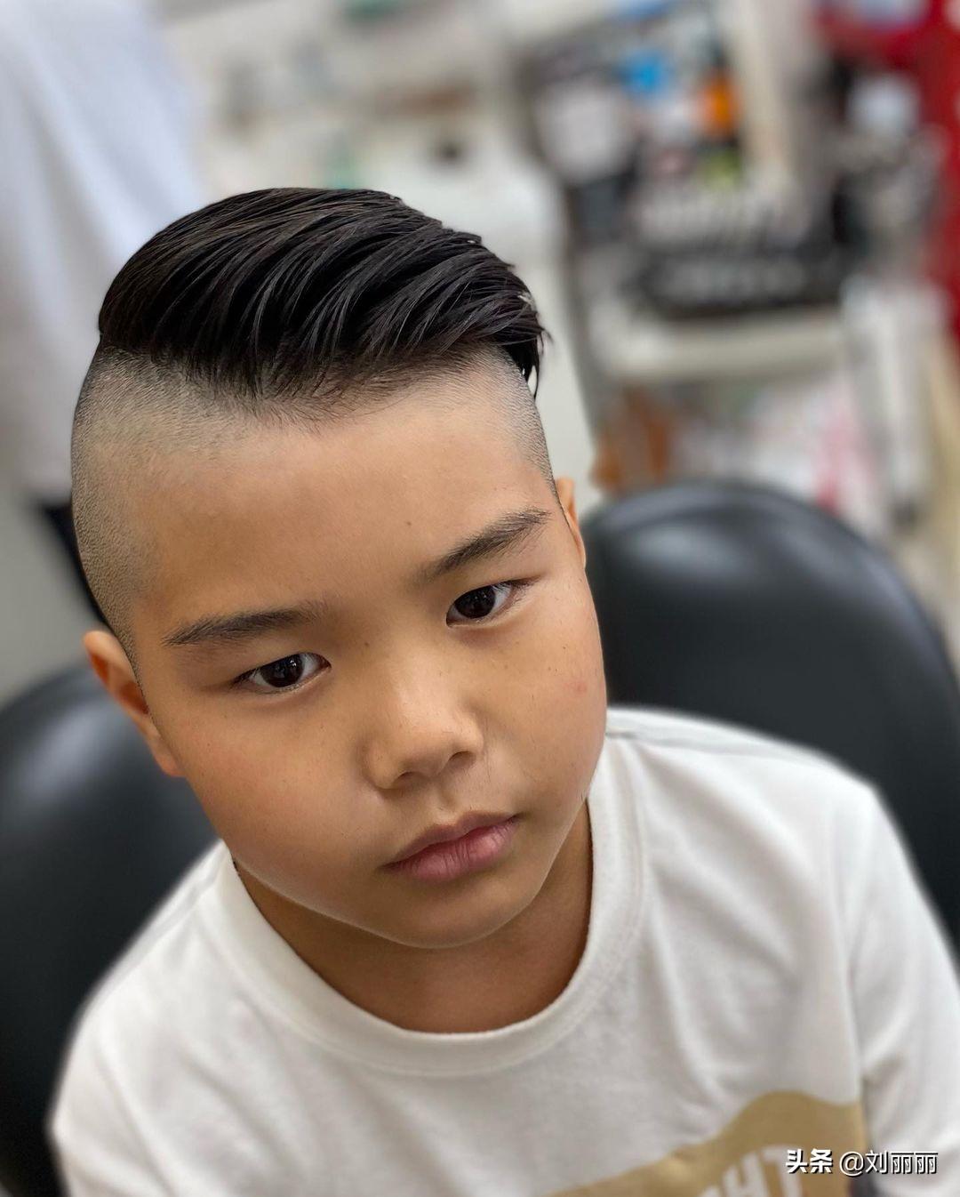 3-6岁儿童发型男短发修剪「最新2022新年小男孩，太洋气了」