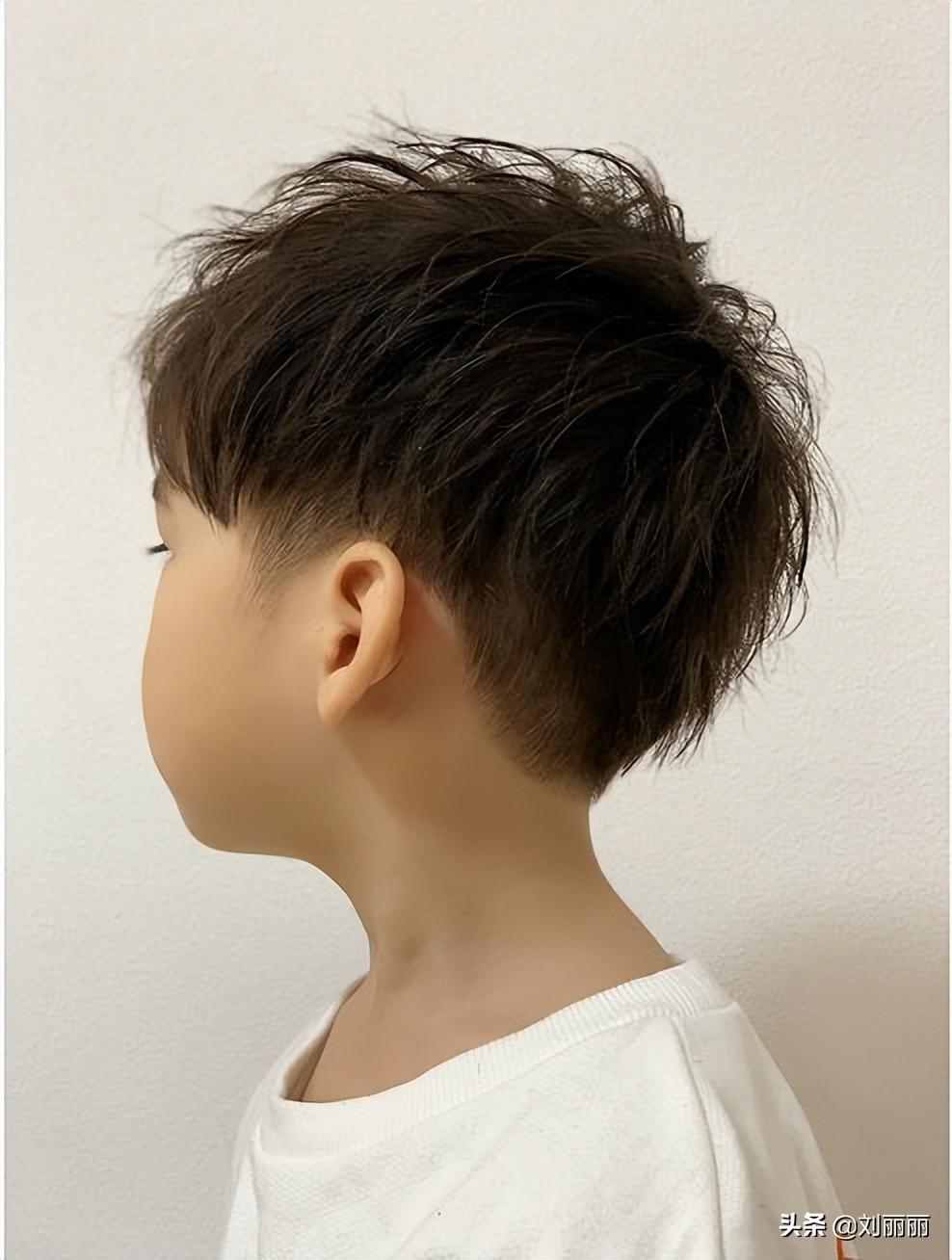 3-6岁儿童发型男短发修剪「最新2022新年小男孩，太洋气了」