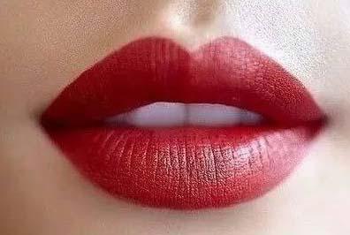 嘴唇偏紫色适合什么颜色的口红,4种唇形决定你适合的颜色