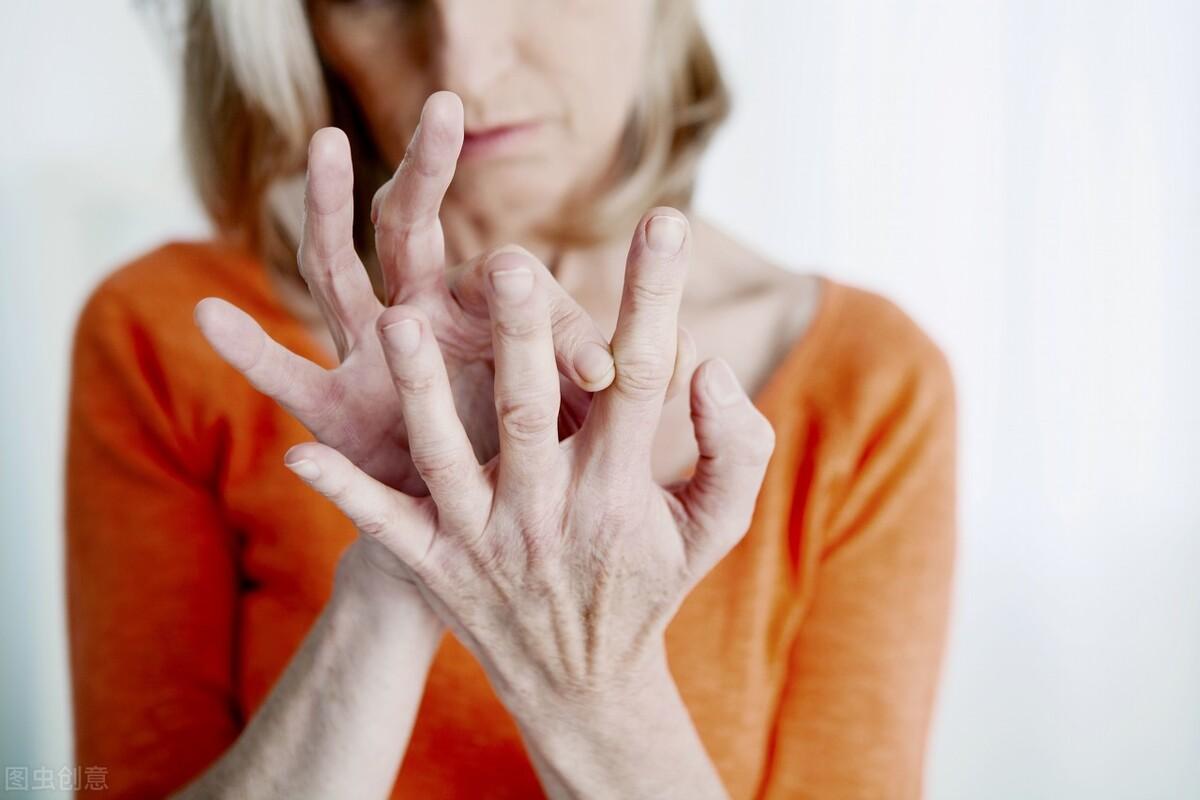 手指关节发黑疼痛怎么回事,手指关节痛可能是这些原因引起的