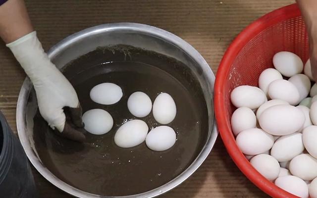腌制咸鸭蛋的最佳方法,这样腌制不仅出油量很高而且还不咸