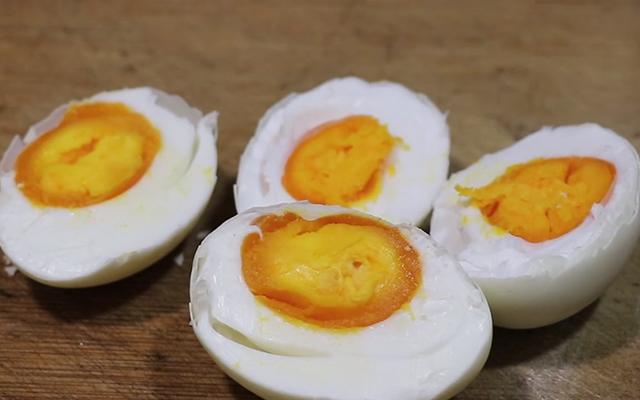 腌制咸鸭蛋的最佳方法,这样腌制不仅出油量很高而且还不咸
