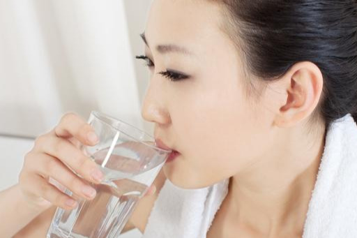 8杯水正确喝水时间表以及量,教你科学的一天八杯水时间