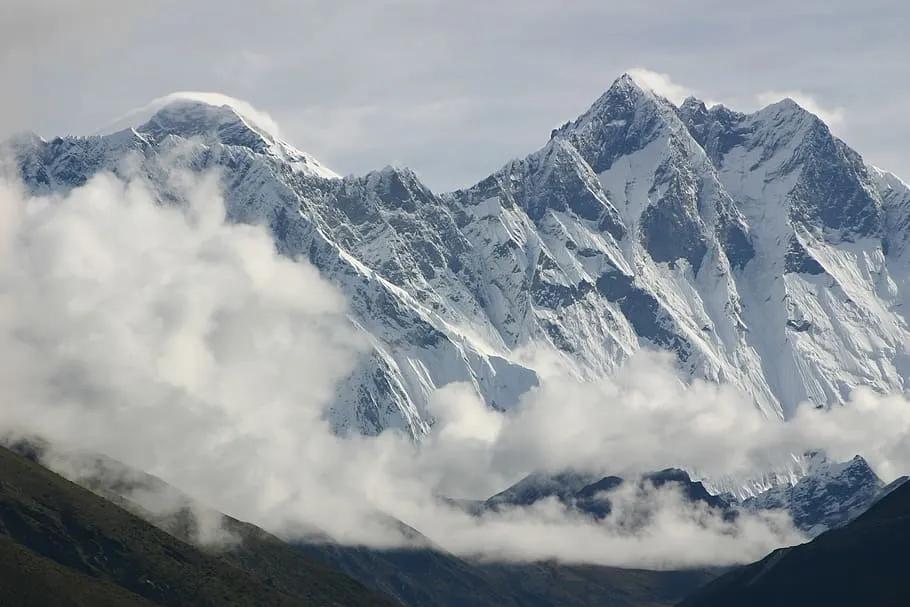 中国第一第二第三高峰,珠穆朗玛峰在中国的什么地方